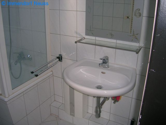 Referenz-Objekt Verkauf: GEPFLEGTE DACHGESCHOSSWOHNUNG MIT EINBAUKÜCHE UND BALKON