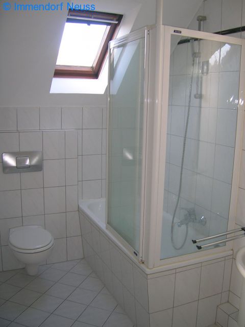 Referenz-Objekt Verkauf: GEPFLEGTE DACHGESCHOSSWOHNUNG MIT EINBAUKÜCHE UND BALKON