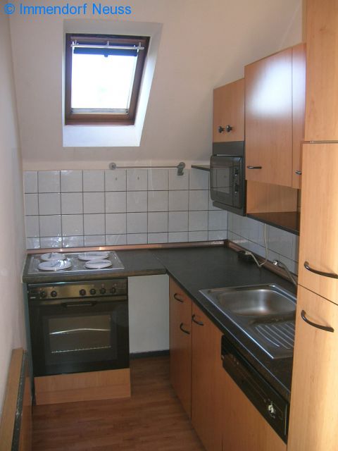 Referenz-Objekt Verkauf: GEPFLEGTE DACHGESCHOSSWOHNUNG MIT EINBAUKÜCHE UND BALKON