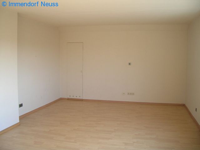 Referenz-Objekt Verkauf: GEPFLEGTE DACHGESCHOSSWOHNUNG MIT EINBAUKÜCHE UND BALKON