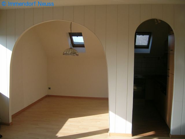 Referenz-Objekt Verkauf: GEPFLEGTE DACHGESCHOSSWOHNUNG MIT EINBAUKÜCHE UND BALKON