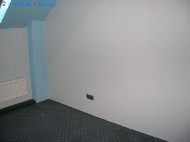 Referenz-Objekt Verkauf: GEPFLEGTE DACHGESCHOSSWOHNUNG MIT EINBAUKÜCHE UND BALKON