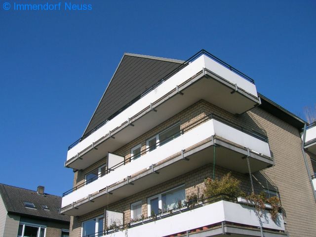 Referenz-Objekt Verkauf: GEPFLEGTE DACHGESCHOSSWOHNUNG MIT EINBAUKÜCHE UND BALKON