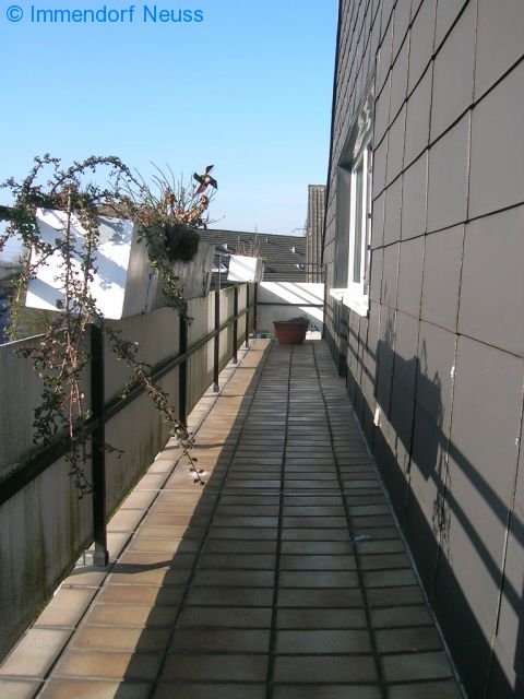 Referenz-Objekt Verkauf: GEPFLEGTE DACHGESCHOSSWOHNUNG MIT EINBAUKÜCHE UND BALKON