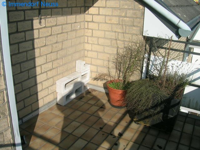 Referenz-Objekt Verkauf: GEPFLEGTE DACHGESCHOSSWOHNUNG MIT EINBAUKÜCHE UND BALKON